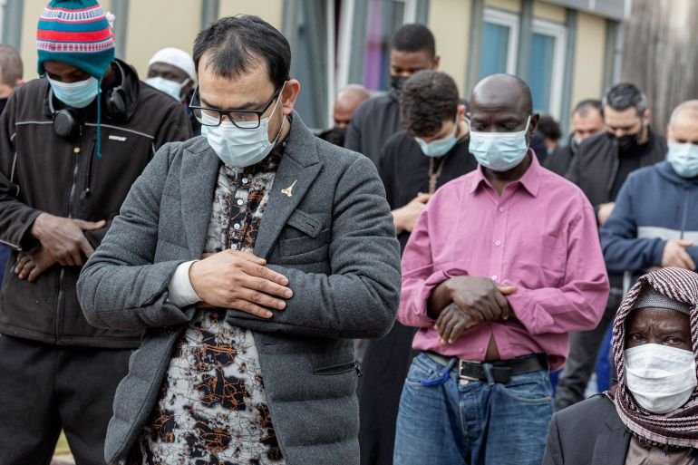 قيادي بحزب متطرف بفرنسا يواصل حملته ضد صلاة المسلمين بالأماكن العامة